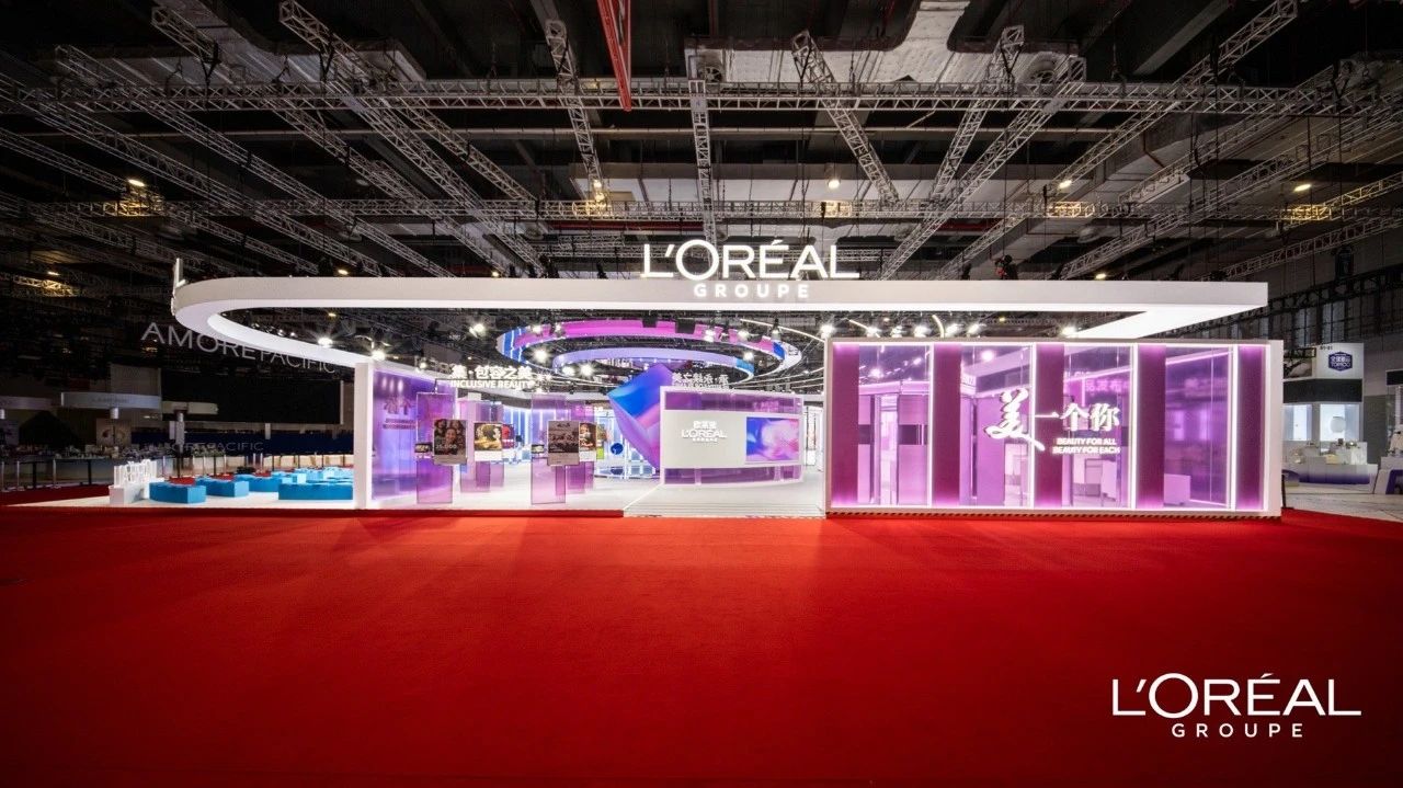 深圳展覽設(shè)計公司帶你看2023進(jìn)博會最具有創(chuàng)意00家企業(yè)展臺(歐萊雅展臺)2